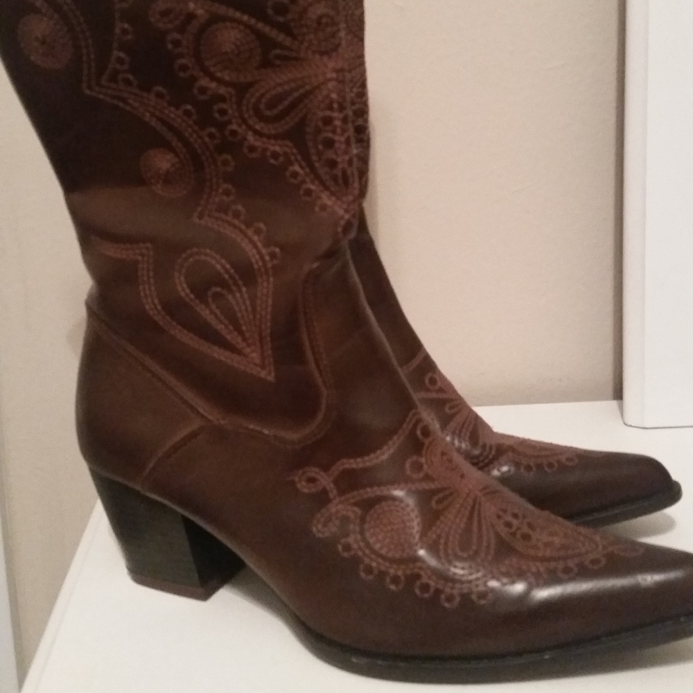 Cowboy boots - size 10